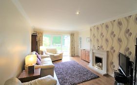 Spacious Bungalow - Private Secure Garden - Sleeps Up To 6